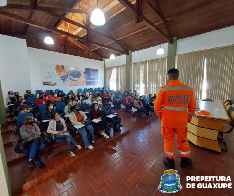 Governo Municipal promove em parceria com os Bombeiros capacitação de primeiros socorros para a educação