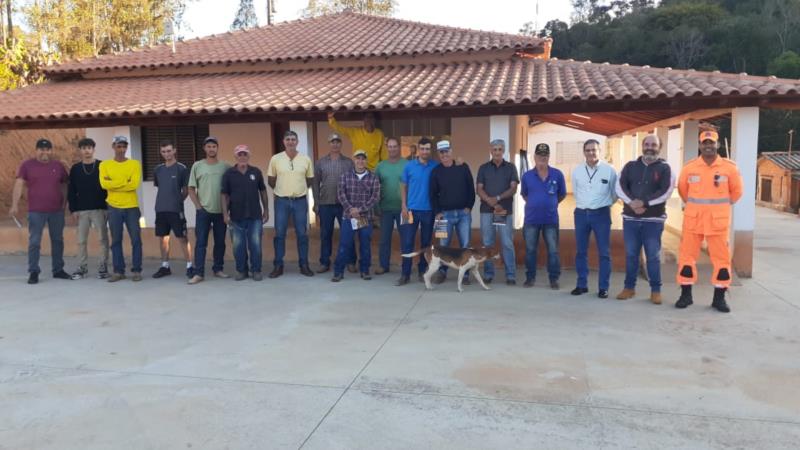 Grupo de prevenção e combate a incêndios na zona rural de Guaxupé se reúne com produtores rurais no bairro Mamoneiro