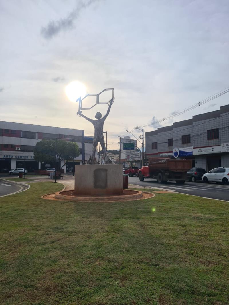 Monumento em Homenagem ao Centenário de Guaxupé está instalado na Praça Primeiro de Junho