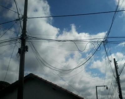 PROJETO CIDADE LIMPA: PREFEITURA DE GUAXUPÉ FAZ NOTIFICAÇÃO À CEMIG SOBRE FIAÇÃO ELÉTRICA