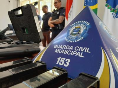 GUARDA MUNICIPAL RECEBE ARMAMENTO E MOTOCICLETA.