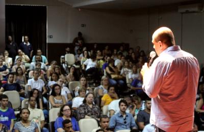 ESTAGIÁRIOS E JOVENS APRENDIZES DA PREFEITURA DE GUAXUPÉ SÃO RECEBIDOS EM EVENTO NO TEATRO MUNICIPAL