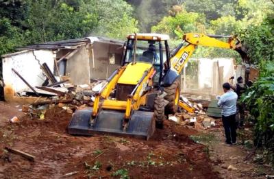 CASAS EM ÁREA DE RISCO SÃO DEMOLIDAS PELA PREFEITURA