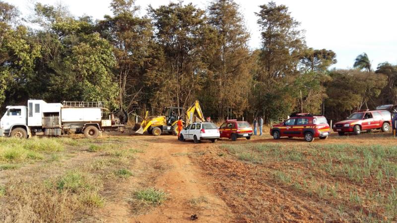 PREFEITURA DÁ APOIO AOS BOMBEIROS NO COMBATE AO INCÊNDIO QUE ACONTECE EM RESERVA AMBIENTAL EM GUAXUPÉ