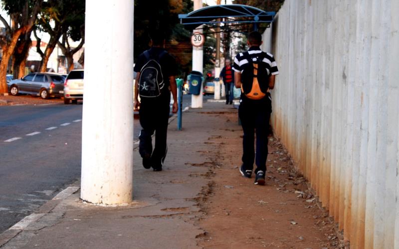 PREFEITURA DE GUAXUPÉ E COMUNIDADE ASSUMEM REFORMA DE CALÇADA EM ESCOLA DO ESTADO QUE NÃO FOI CONCLUÍDA PELO GOVERNO DE MINAS