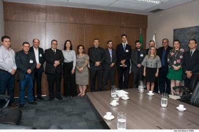 PRESIDENTE DO TJMG RECEBE COMITIVA PARA CRIAÇÃO DO CENTRO DE ATENDIMENTO AO ADOLESCENTE INFRATOR EM GUAXUPÉ