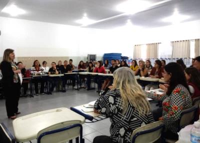 EDUCADORES DA REDE MUNICIPAL DE ENSINO PARTICIPAM DE MAIS UM DIA DE FORMAÇÃO CONTINUADA